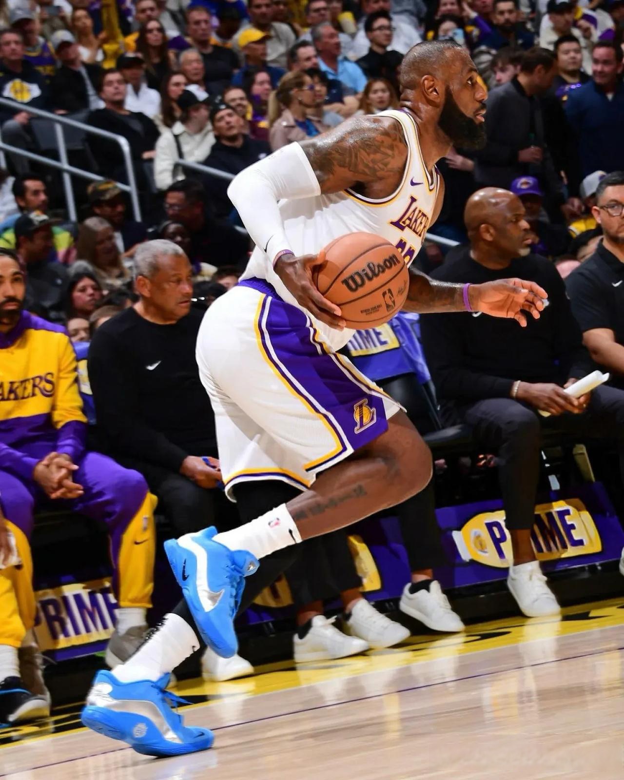 战术调整首场状态出色，公牛观众沸腾！，詹姆斯重返赛场热度持续攀升(战备工作条例内容)