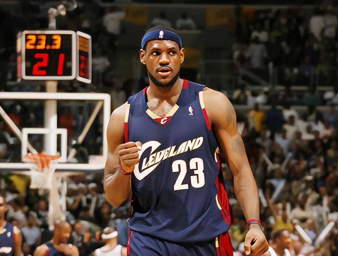 战术调整首场状态出色，公牛观众沸腾！，詹姆斯重返赛场热度持续攀升(战备工作条例内容)