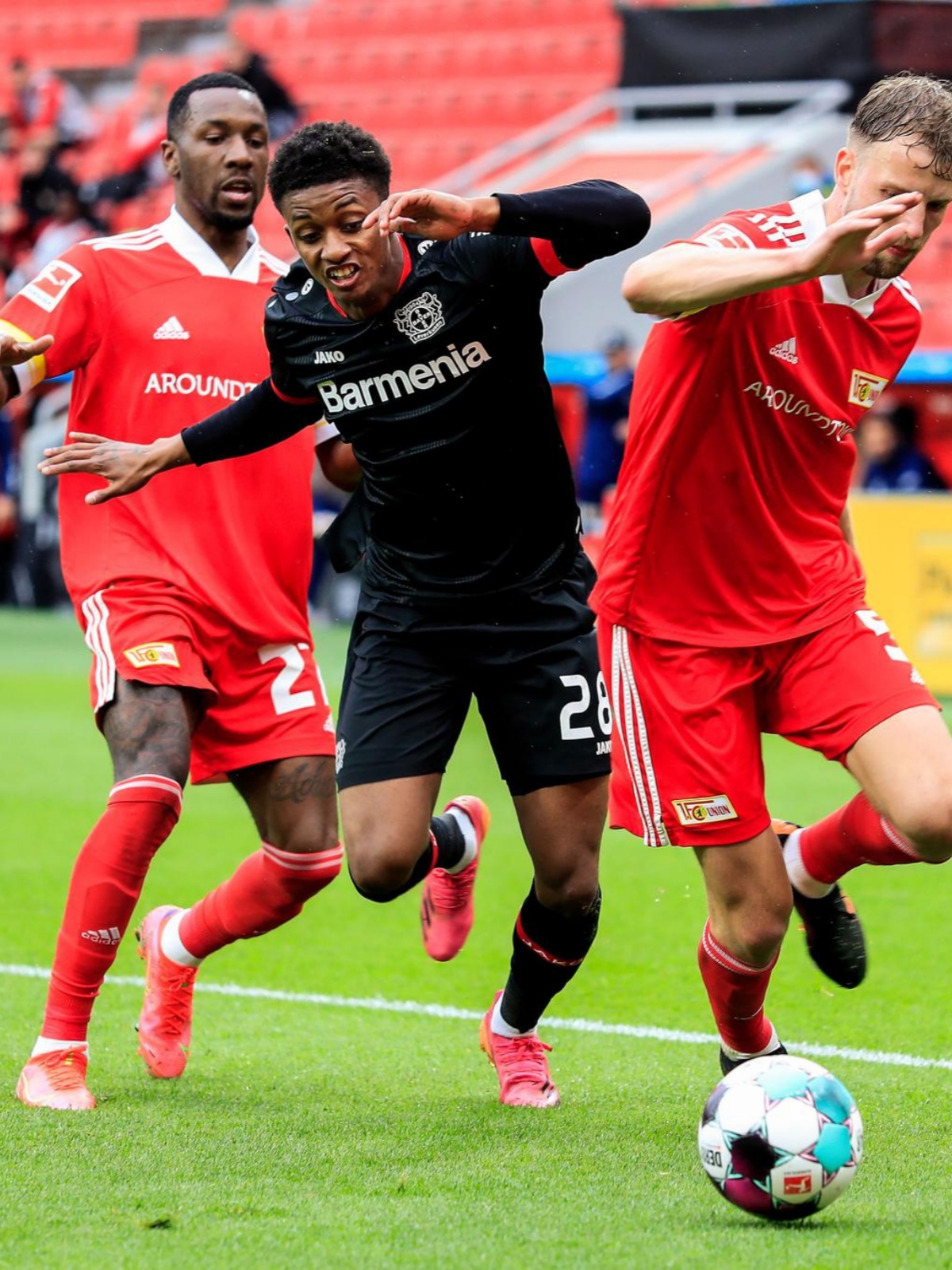 意甲半决赛爆出冷门！费内巴切大胜曼联，争冠形势突变的简单介绍